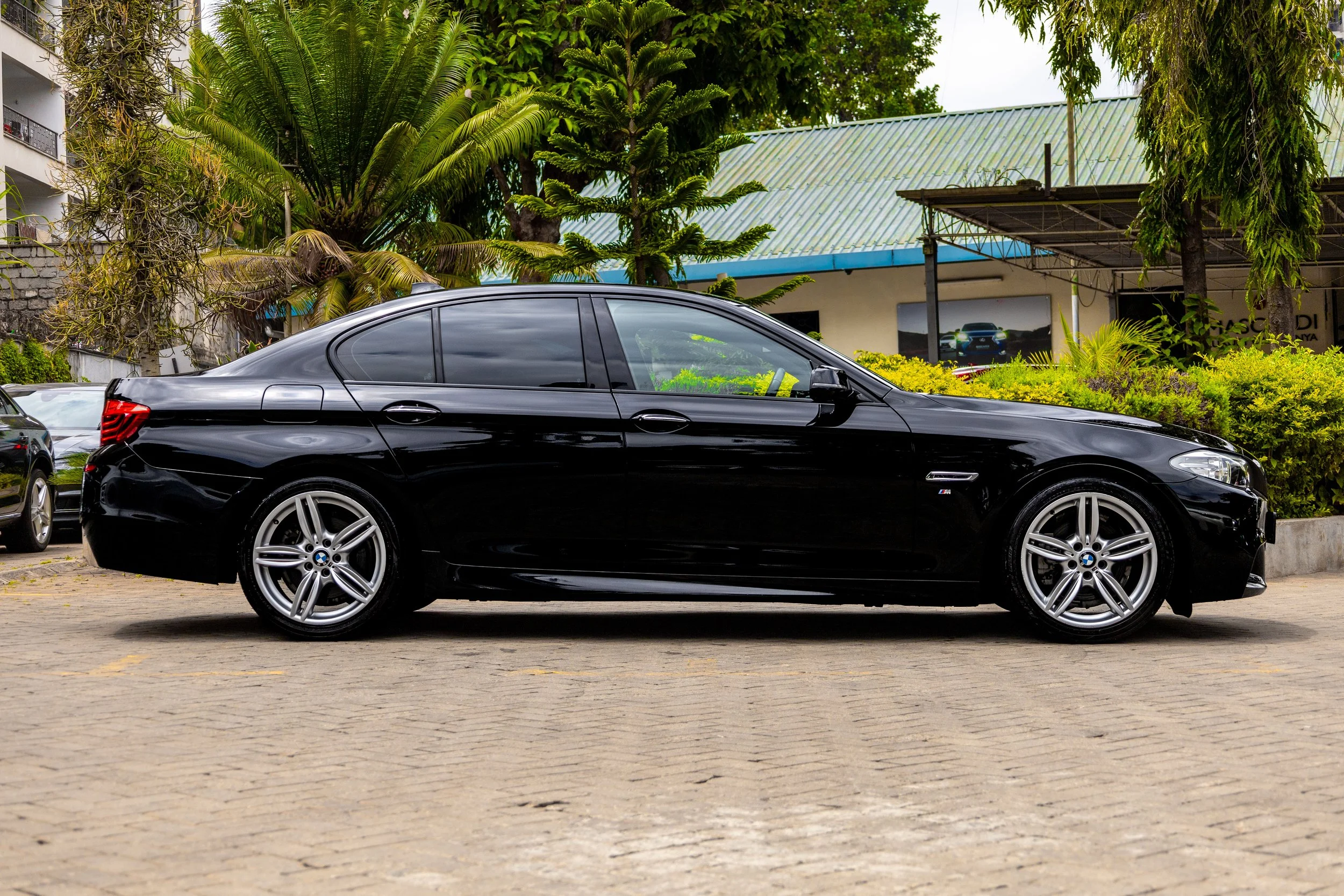 BMW F10 523I MスポーツBMW 5シリーズ（F10）523i Mスポーツ美車